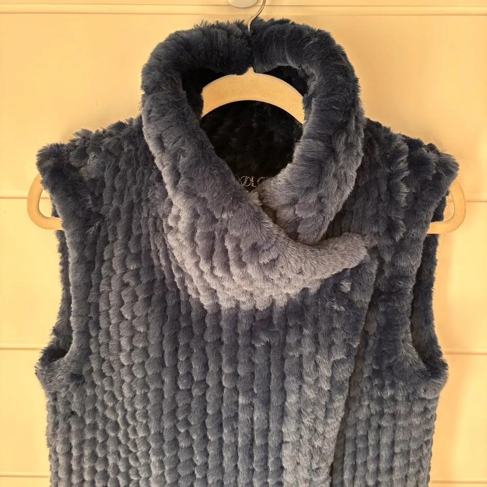 Dolce Cabo los angelos Women's Blue Faux Fur Sweater Vest Size Medium - Picture 5 of 17